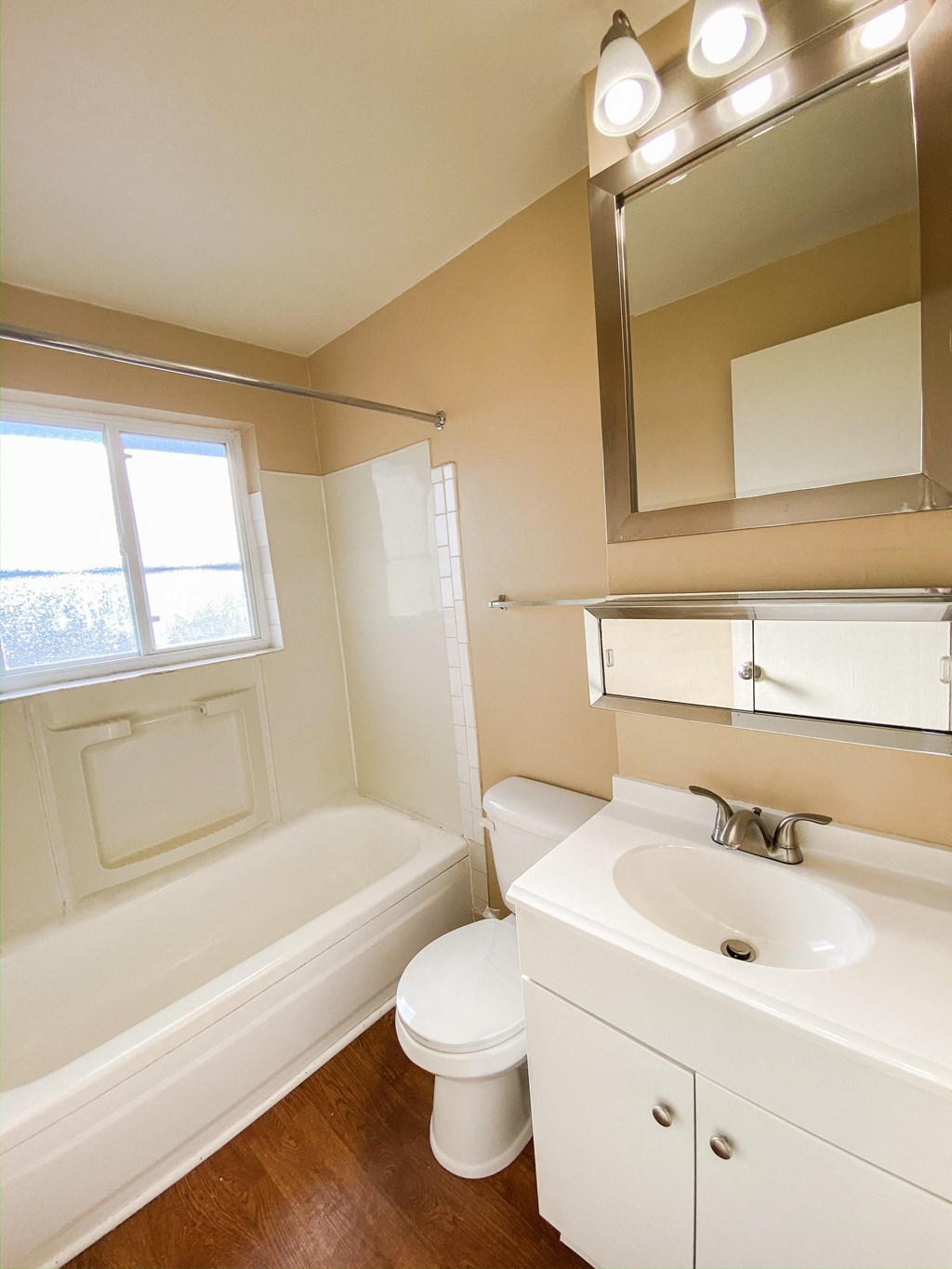 Townhouse Full Bathroom