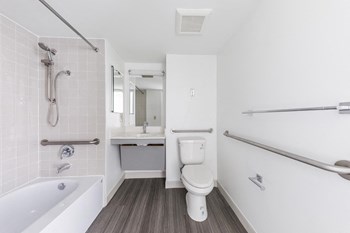 Bathroom with tub - Photo Gallery 6