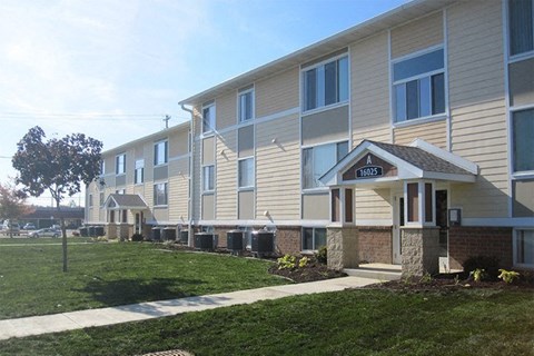16101 Lakeshore Blvd 2-3 Beds Apartment for Rent