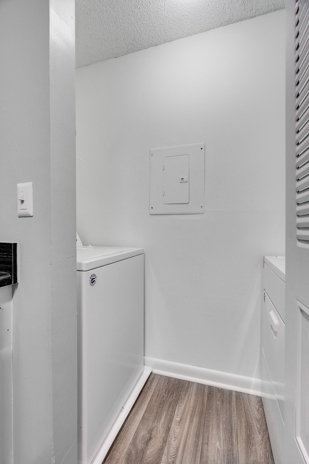 Closet With Washer & Dryer