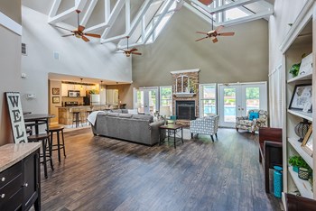 Clubhouse With Vaulted Ceilings - Photo Gallery 7