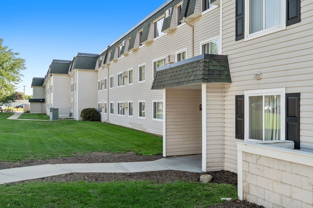 Exterior of Summit Square