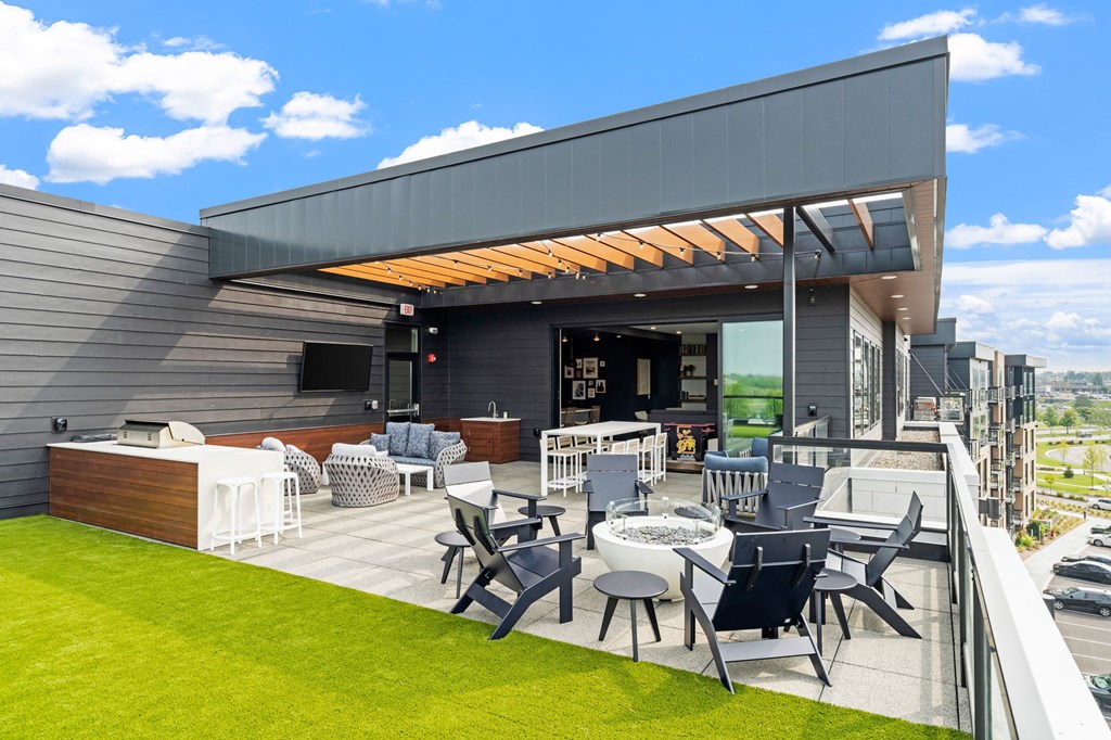 5th Floor Sky Deck with Grilling Area