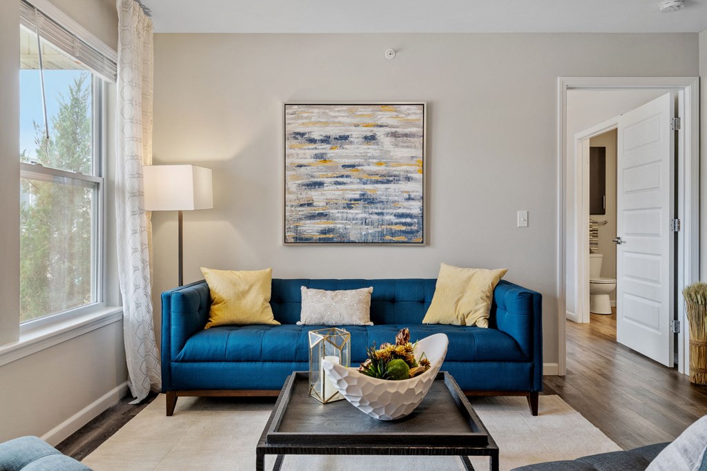 Living Room with high ceiling