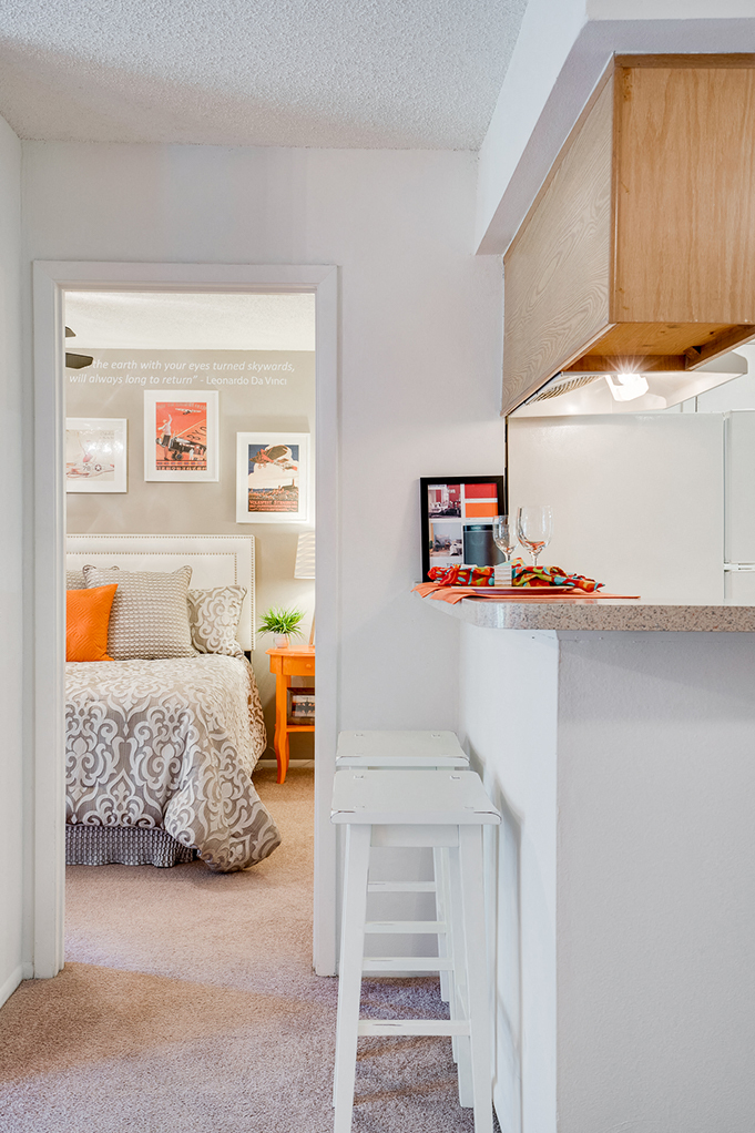 Kitchen Breakfast Bar with Barstool Seating