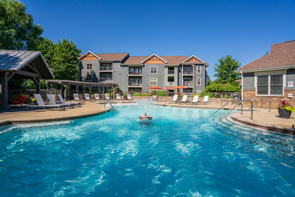 Spacious Outdoor Pool With Fountain & Sundeck