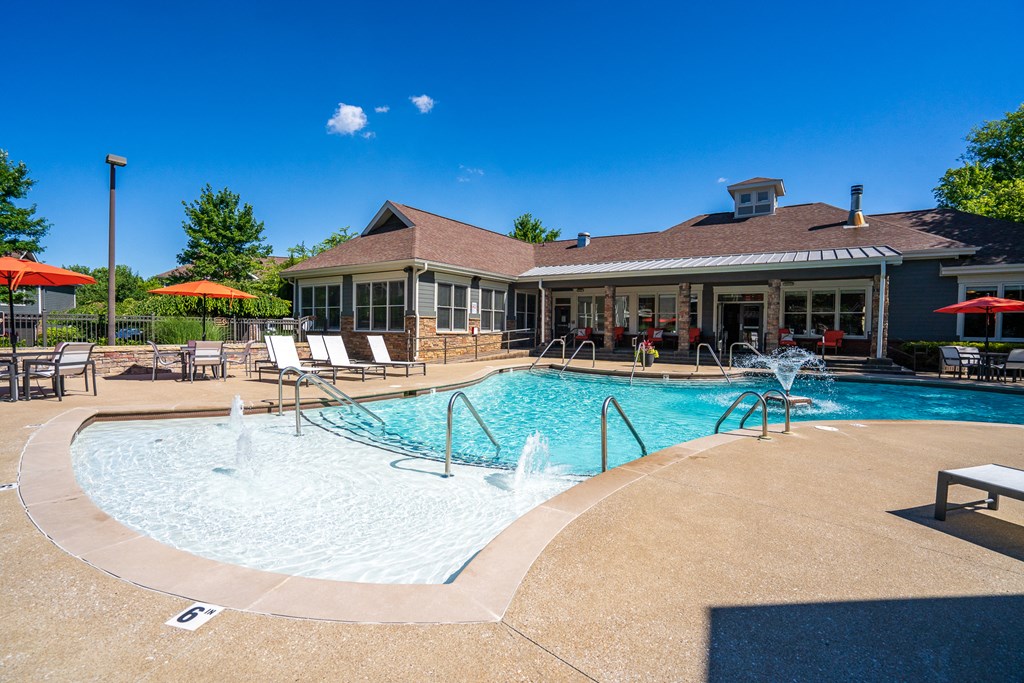 Zero-Entry Pool With Fountain