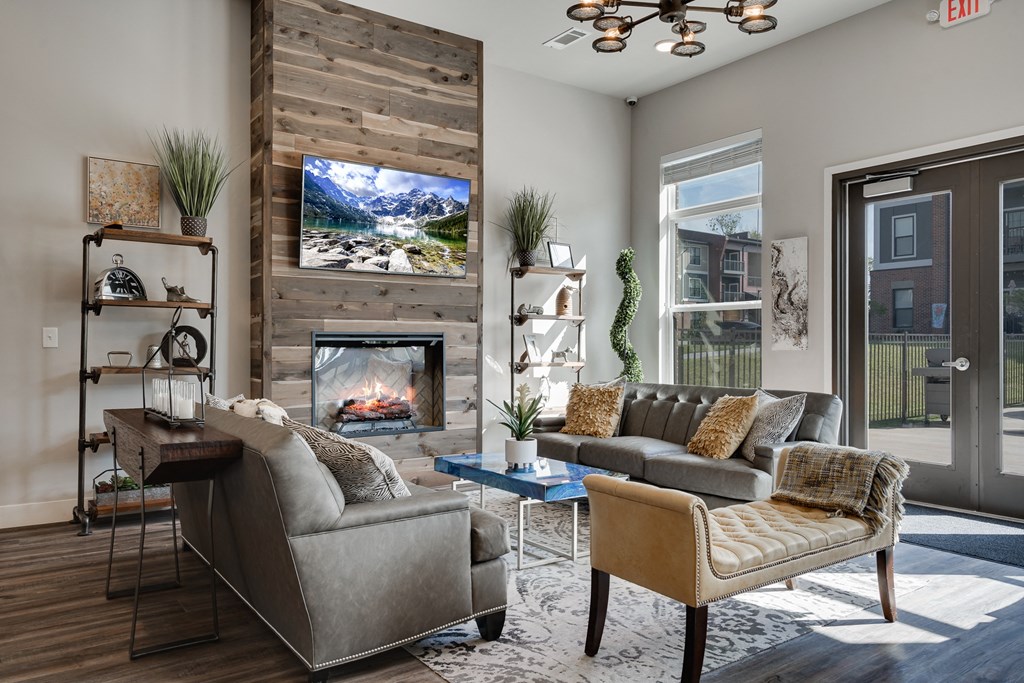 Clubhouse Lounge Overlooking The Pool