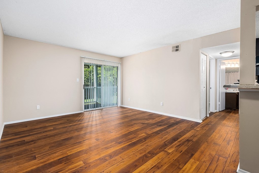 Spacious Living Room Area With Patio Door & Built-In Blinds