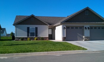 Townhome-Style Apartment Homes With Driveway & Garage - Photo Gallery 21