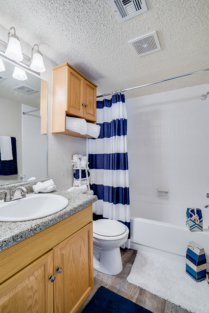 Bathroom with Tiled Shower and Tub