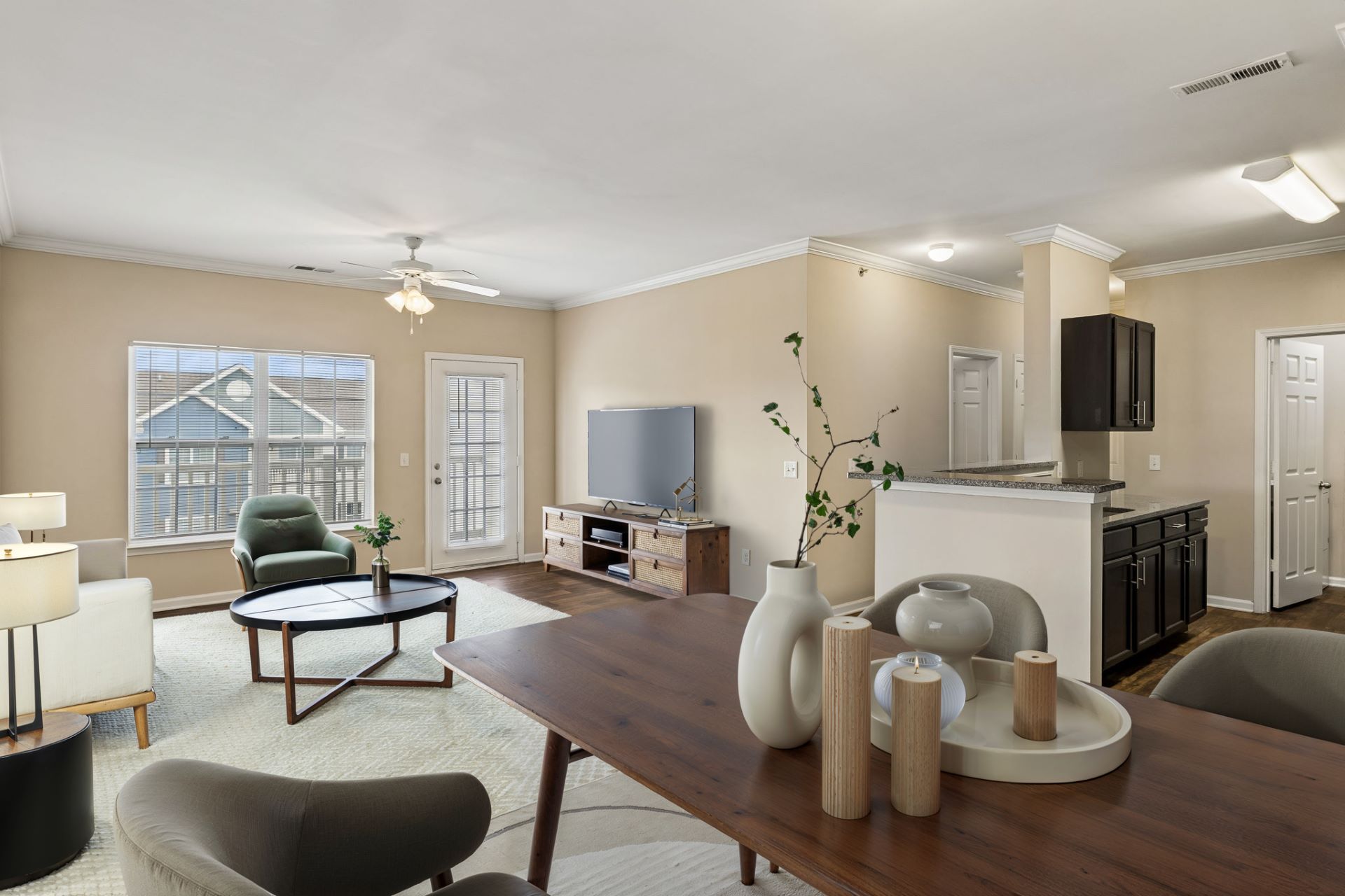 Spacious Living Area with Dining Room