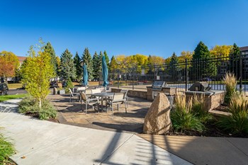 Poolside Patio & Grill Area - Photo Gallery 44