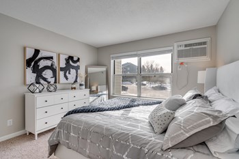 Bedroom With Lots Of - Photo Gallery 8