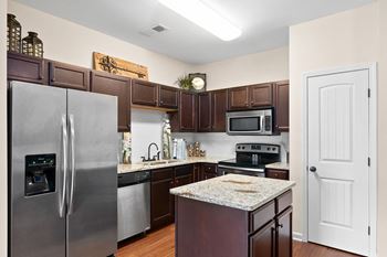 Fully-Equipped Kitchen with Kitchen Island
