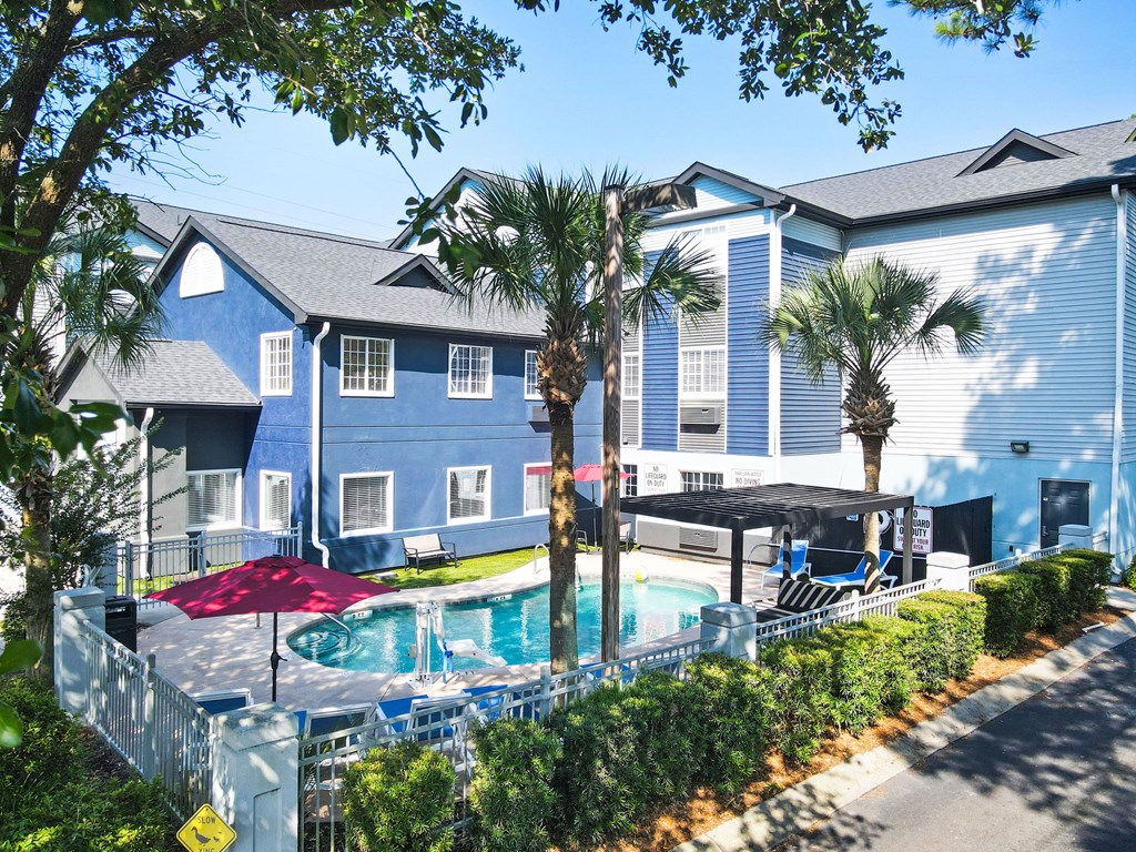 swimming pool with pergola at Nextloft Apartments, South Carolina