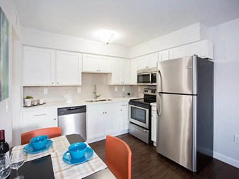 Arcadia Gardens Phoenix apartment kitchen with stainless steel appliances - Photo Gallery 2