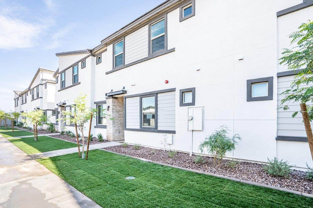 Exterior of the 2-story aparments at Village Greens of Queen Creek