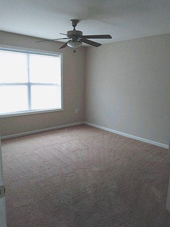 Spacious Bedroom with Ceiling Fan Spacious Bedroom with Ceiling Fan - Photo Gallery 5