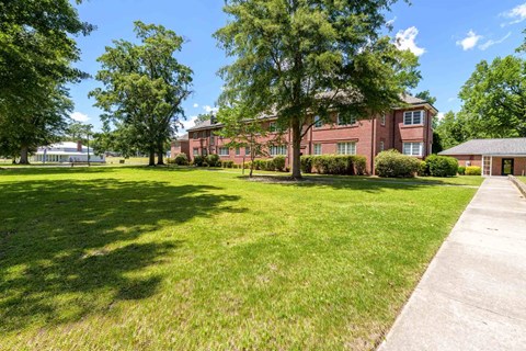 Lush Green Landscape at Kinston Oaks Apartments, North Carolina