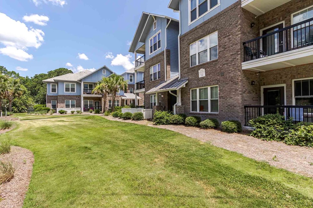 Beautiful Lawn at Oakside Apartments, Johns Island, SC, South Carolina