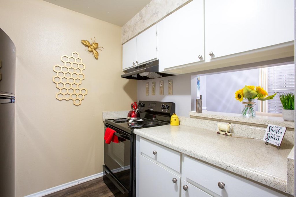 A kitchen with a beige wall and a honeycomb decoration.