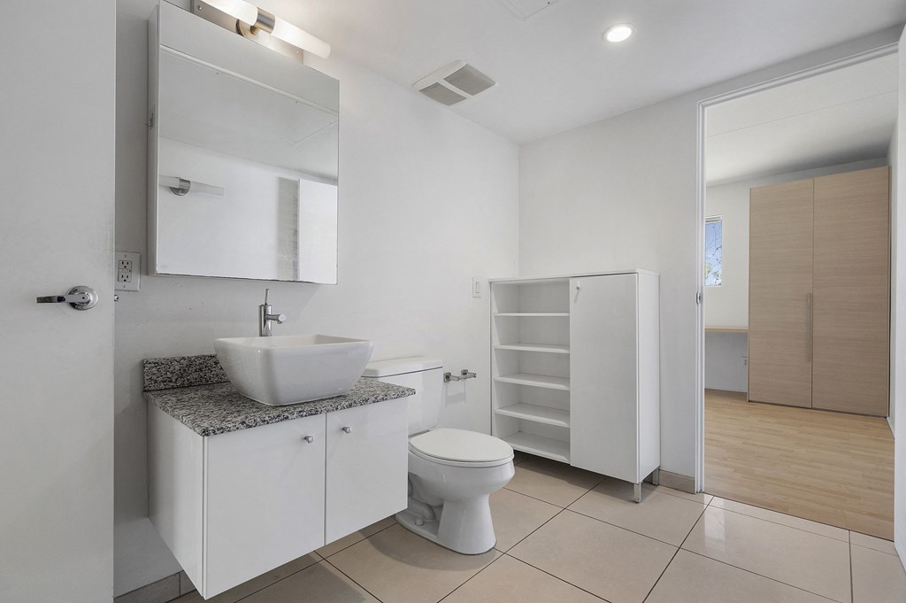 Bathroom at The Regency Apartments in Tempe AZ Nov 2020 (2)