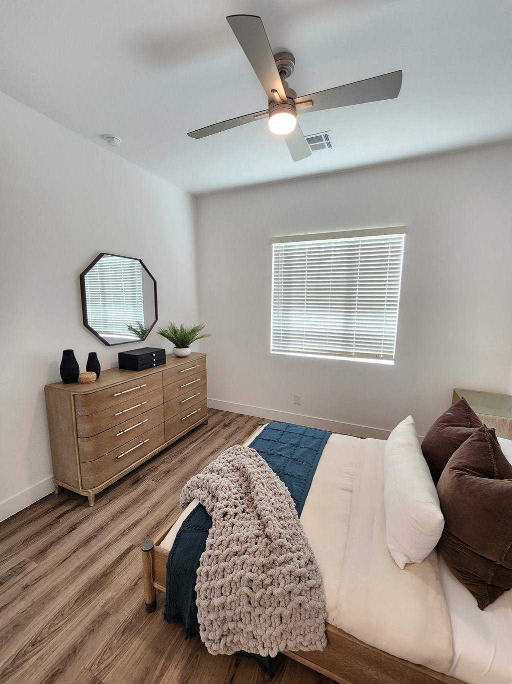 Bedroom at Zora Encanto Apartment Homes in Phoenix Arizona