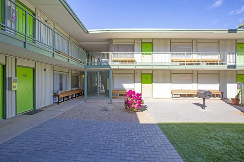Community courtyard at The Continental Apartments in Phoenix AZ Nov 2020 (3)