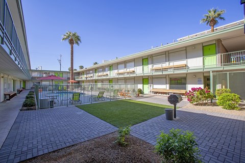Community courtyard at The Continental Apartments in Phoenix AZ Nov 2020 (4)