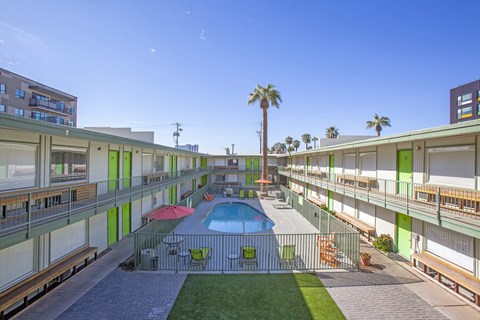 Community courtyard at The Continental Apartments in Phoenix AZ Nov 2020 (6)
