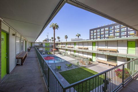 Community courtyard at The Continental Apartments in Phoenix AZ Nov 2020 (7)