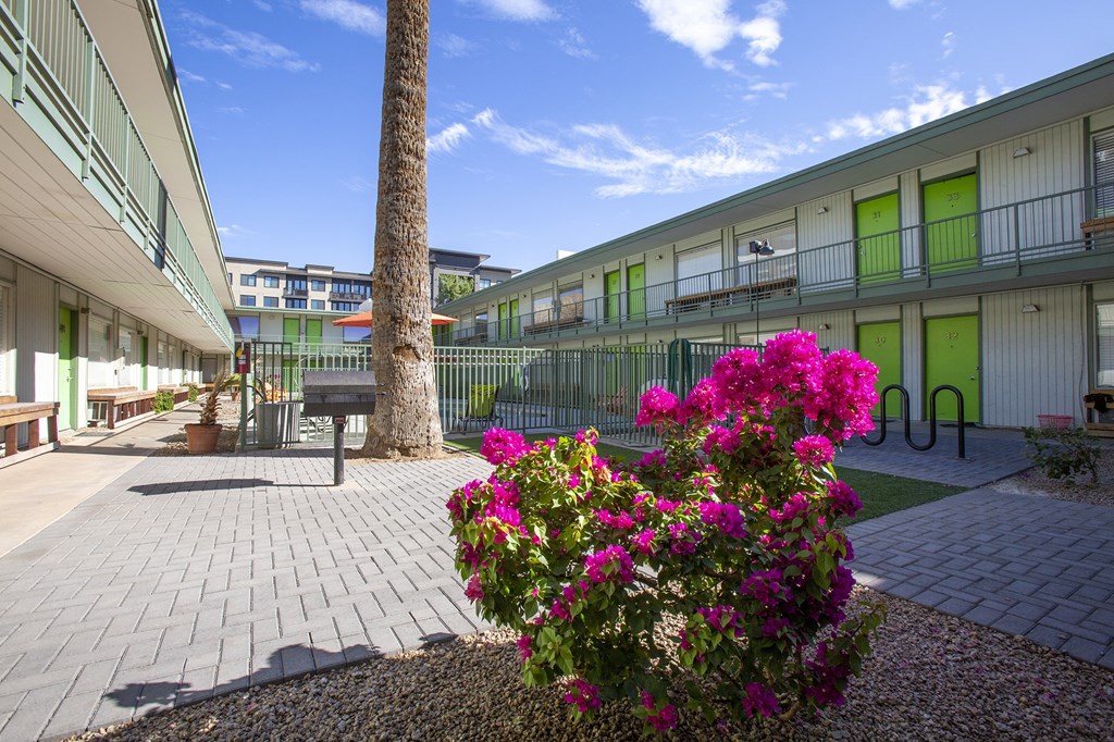 Community courtyard at The Continental Apartments in Phoenix AZ Nov 2020 (8)