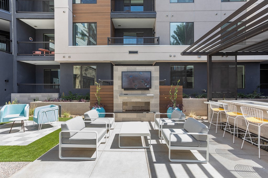 Community sitting area at Trovita Rio Apartments in Tempe AZ June 2021