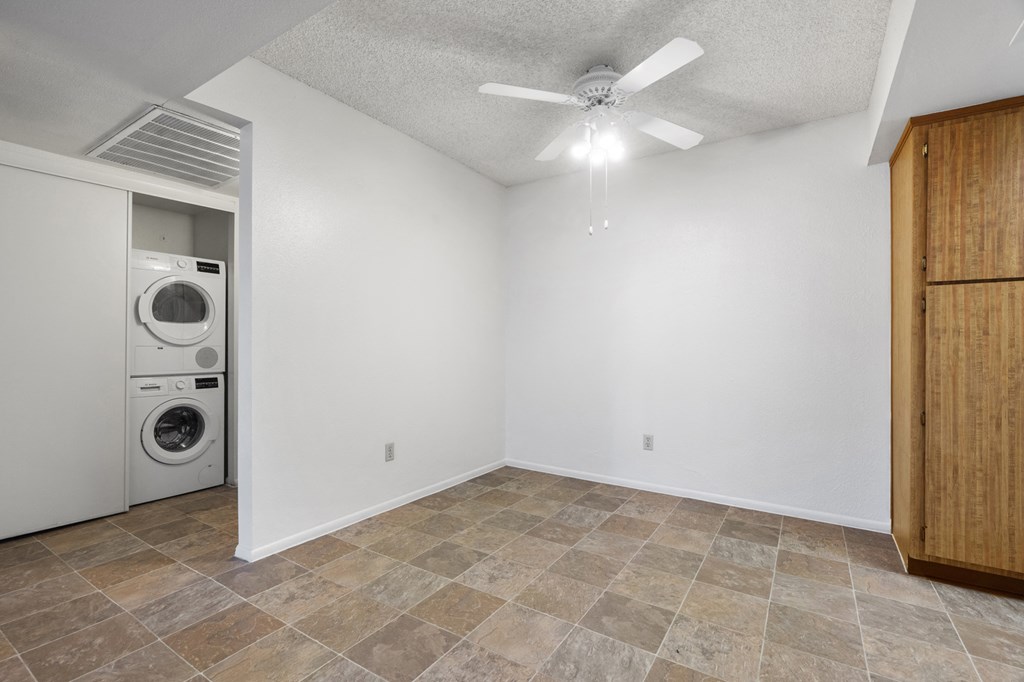 Dining area at Townhomes on the Park Apartments in Phoenix AZ Nov 2020
