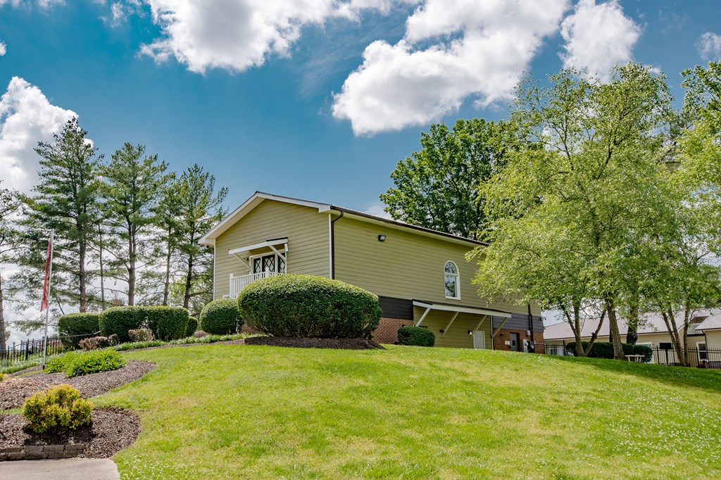 Exterior of Falls at Mill Creek in Nashville Tennessee