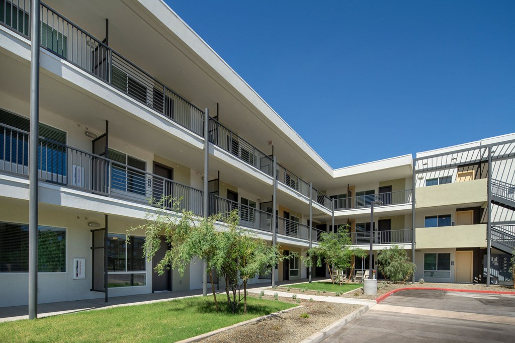 Exterior of Streamliner 16th Apartments in Phoenix