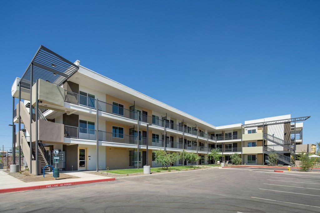 Exterior of Streamliner 16th Apartments in Phoenix
