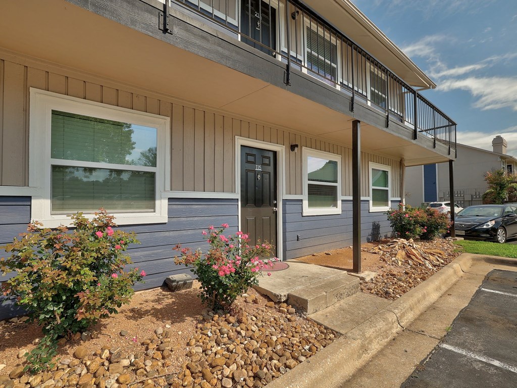 Exterior of The Villas at Quail Creek Apartments in Austin Texas June 2021