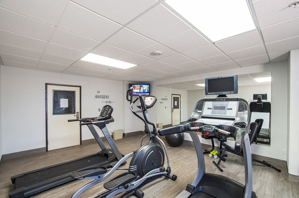 Fitness center at The Vistas Apartments