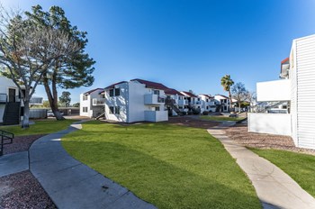 Grass Area and Exterior of Metro Tucson Apartments - Photo Gallery 38