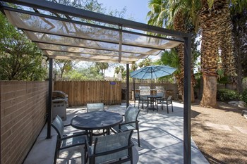 Grill Picnic Area at Redondo Tower Apartments - Photo Gallery 31
