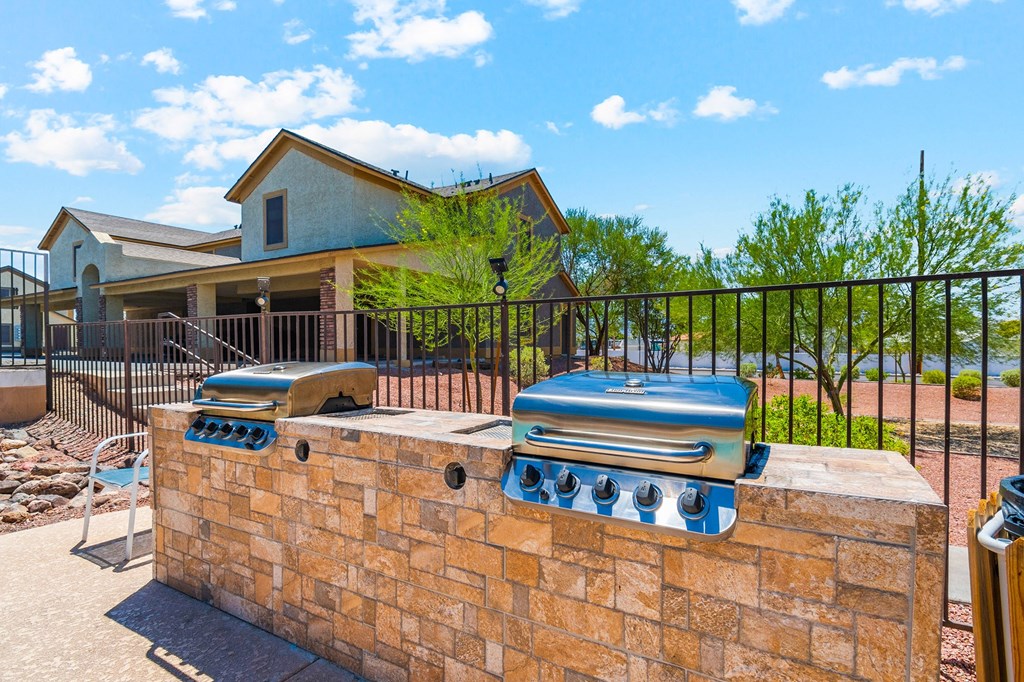 Grilling Area at Bella Vita Apartments in Bullhead City Arizona 2023.jpg