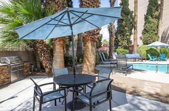 Grilling Area at Redondo Tower Apartments - Photo Gallery 32