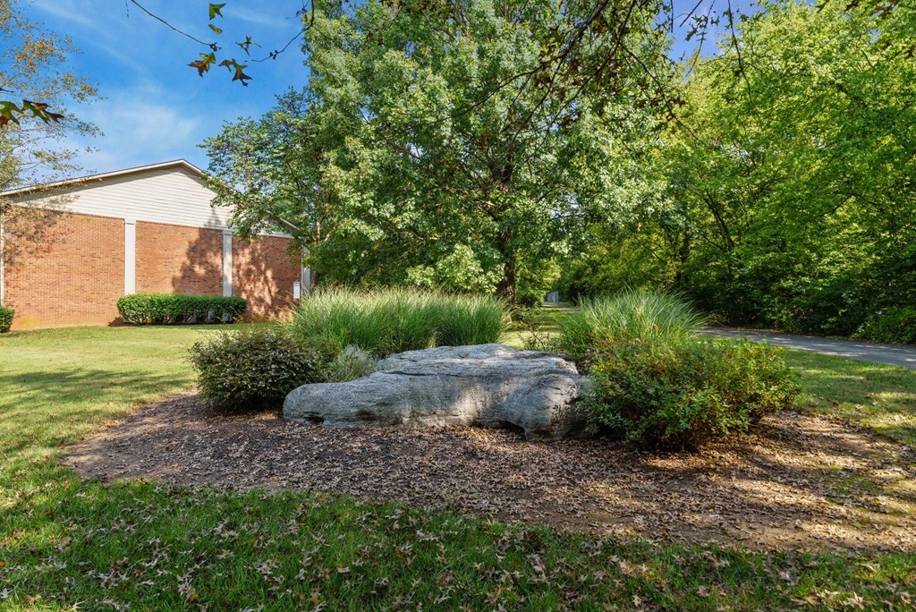 Landscaping at Laurel Valley Apartments in Mount Juliet Tennessee March 2021