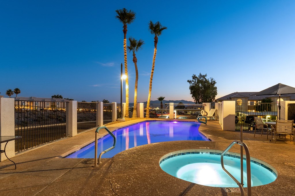 Night time pool at Stone Ridge Apartments