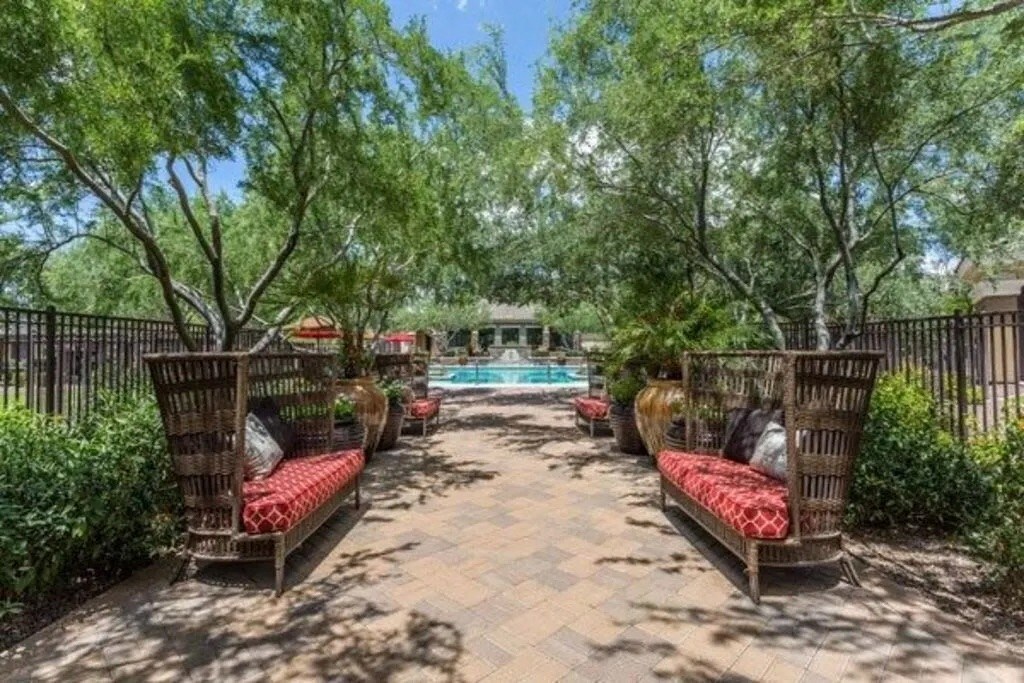 Outdoor Lounge Area at Canyon Crossroads Apartment Homes in Phoenix AZ