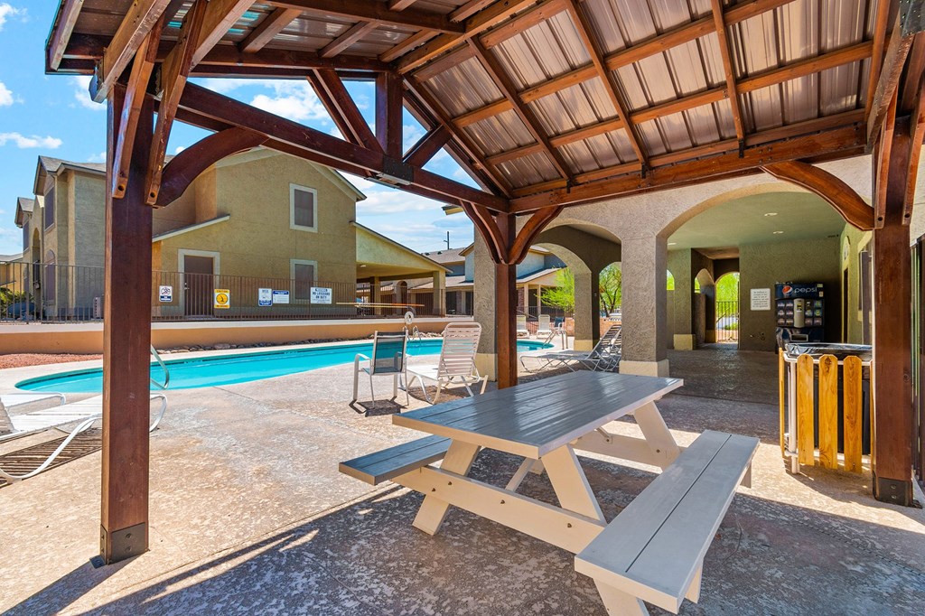 Picnic Area at Bella Vita Apartments in Bullhead City