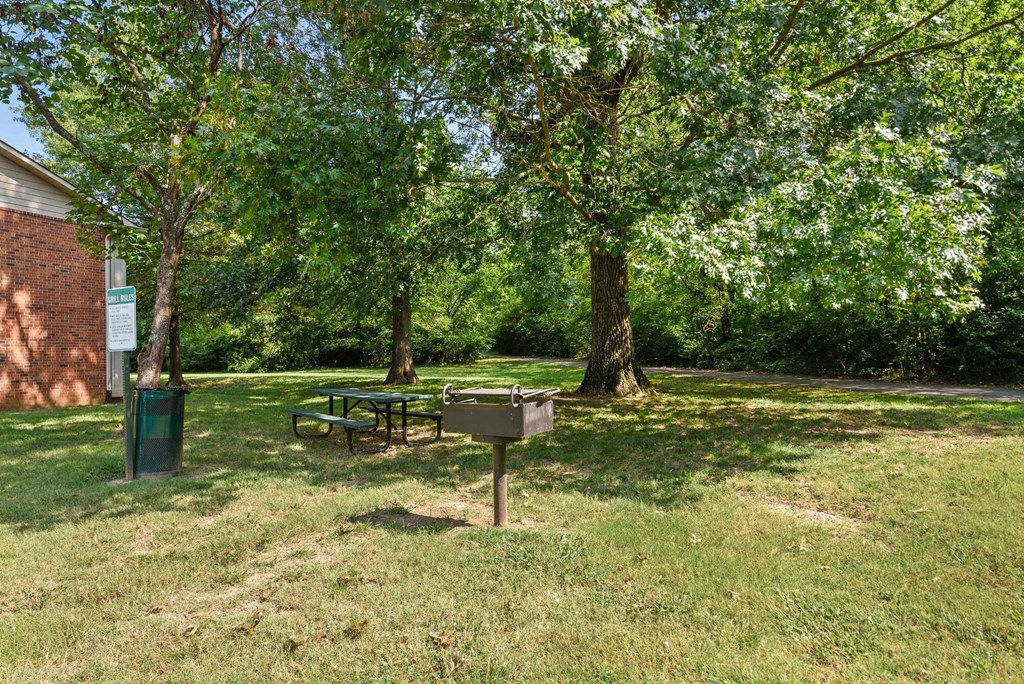 Picnic Area at Laurel Valley Apartments in Mount Juliet Tennessee March 2021