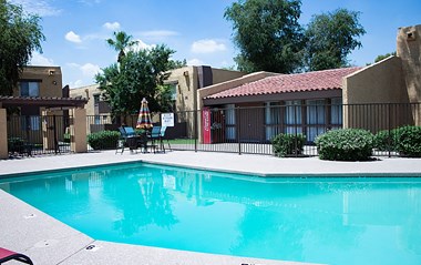 Pool & Pool Patio at Metro Apartments in Phoenix, AZ
